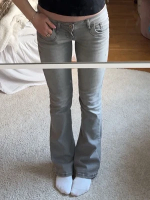 Ltb jeans grå - Lågmidjadd gråa ltb jeans i modellen low waist bootcut😍så himla fina men dessvärre för korta för mig nu😭storlek 25/32, midjemått:33 cm, innerbenslängd: 81 cm😍😍