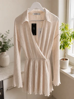 Omlottklänning - En söt klänning från Na-kd 🤍  V-ringad omlottdesign med krage. Fin struktur och räfflade detaljer vid klänning samt ärmslut 🌸  Storlek; XS Material; 98% polyester, 2% elastan. Foder - 100% polyester  #romantic #scandi #sommar #nakd #klänning #omlottklänning #xs #34