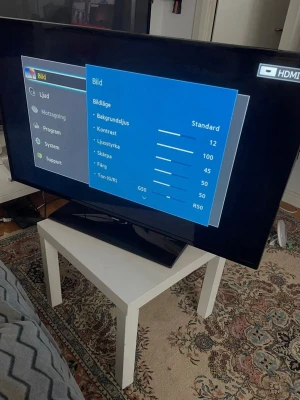Samsung 46 tums LED-TV UE46F5005, inte smart, med fjärrkontroll  - Samsung 46 tums LED-TV UE46F5005, inte smart, med fjärrkontroll  Samsung 46 tums LED-TV, modell UE46F5005AK, typ UE46F5005. Tillverkad i Slovakien. Har HDMI- och USB-portar samt SCART-anslutning. Drivs med AC220-240V, 50/60Hz och har en typisk effekt på 59W.