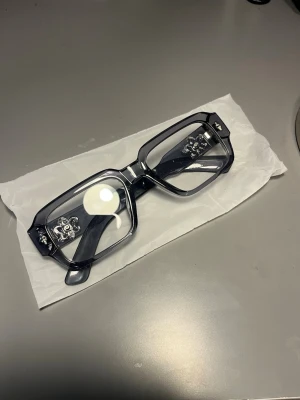 Chrome heart frames - Unika chrome hearts glasögon, i svart/grå genomskinlig färg, design på kanterna. Utan styrka 