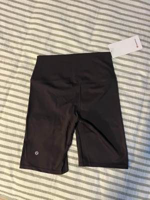 Lululemons tight shorts brun - Bruna korta lululemon tights, jätte skönt material som sitter kroppsnära. Brun färg och är i original storlek 8, Medium. 