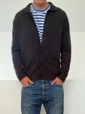 Mörkbrun Massimo Dutti ullcardigan  - Mörkbrun Massimo Dutti ullcardigan sitter i strl S! Bra skick utan nåra defekter och hör gärna av er vid frågor elr funderingar!!