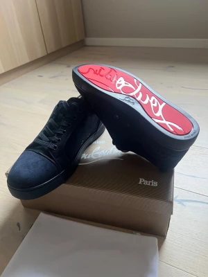 Mörkblå Loubs helt nya  - Helt nya Loubs skor som kommer med dustbag, Louboutin kort även kvitto för framtiden. Skorna fraktas med allt och boxen helt nya som ni ser. Bara att höra av er för fler bilder, tvecka inte på att ge ett prisförslag så kan vi komma överens om något