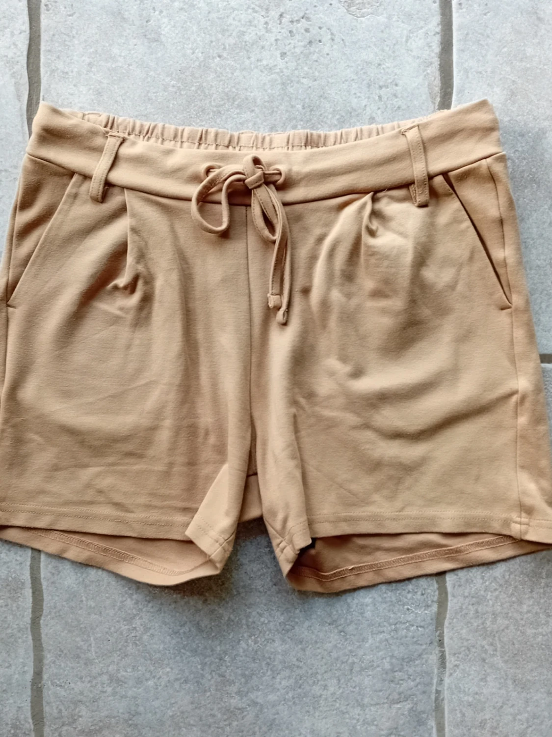 Beige/kamelfärgade shorts från Black Story i strl S - 1