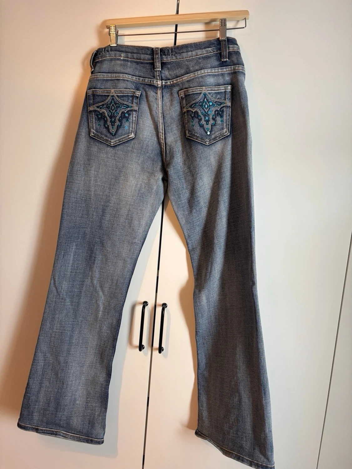 Blå bootcut jeans med broderade fickor - 1