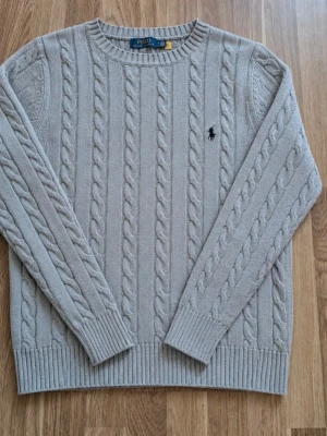 Stickad Ralph Lauren tröja - Tjena, jag säljer en riktigt snygg och populär stickad Ralph lauren tröja😁 Den är i mycket bra skick och har inga fläckar eller skador☺️ Den är självklart äkta✅ Skicka om du har några frågor och kom gärna med rimliga bud😄