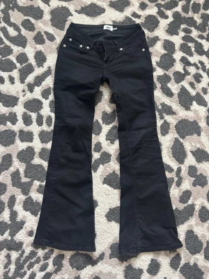 Svarta bootcut jeans - Säljer ett par svarta bootcut jeans med låg midja. Dom är i storlek xs/short och passar mig perfekt som är 163. 