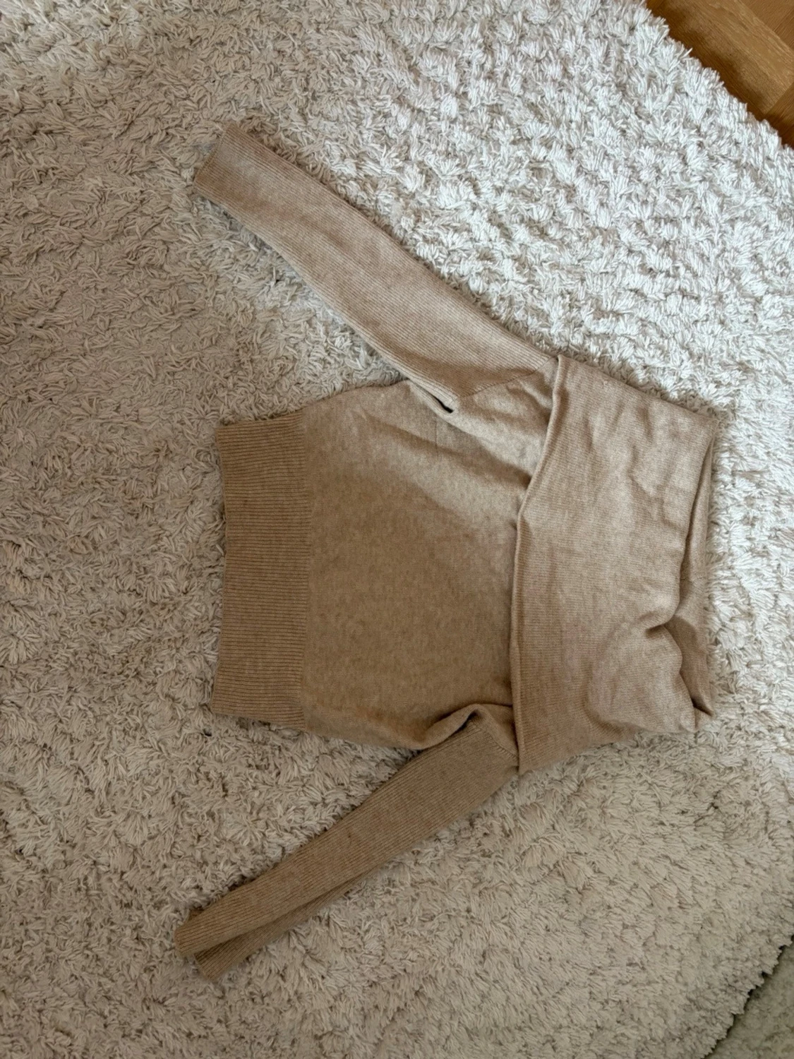 Beige off shoulder stickad tröja - 1
