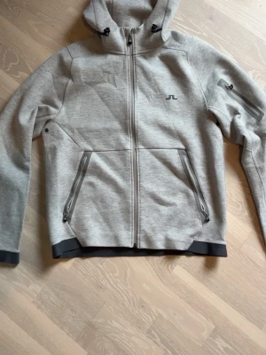 J.Lindeberg zip hoodie - En fin grå J.Lindeberg zip hoodie i bra skick! Den är storlek L men kan passa M beroende på din längd. Skriv vid tankar o funderingar🤗🛍️