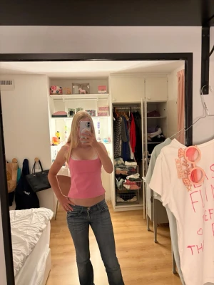 Rosa festtopp - Säljer en snygg rosa festtopp från Zara. Finns en dragkedja på sidan så att det ska bli lättare att sätta på, står S men är ganska tajt så skulle nog klassa den mer som XS. Supersöt men har en fläck på framsidan därav priset 😢. Den är tvättad i vanlig tvätt men den kanske går bort med något speciellt medel?? 