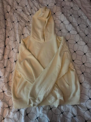 Gul Hoodie - Gina Tricot  - Super skön och mysig hoodie från basically basic avdelningen av Gina Tricots utbud av kläder! Nästan inte alls använd, fortfarande i nytt skick.
