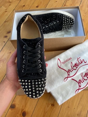 Christian Louboutin skor  - Hej, säljer nu dessa svin snygga Christian Louboutin skor. Skorna är i grymt skick! Begränsat antal boxar och dustbag. Hör av dig vid frågor.
