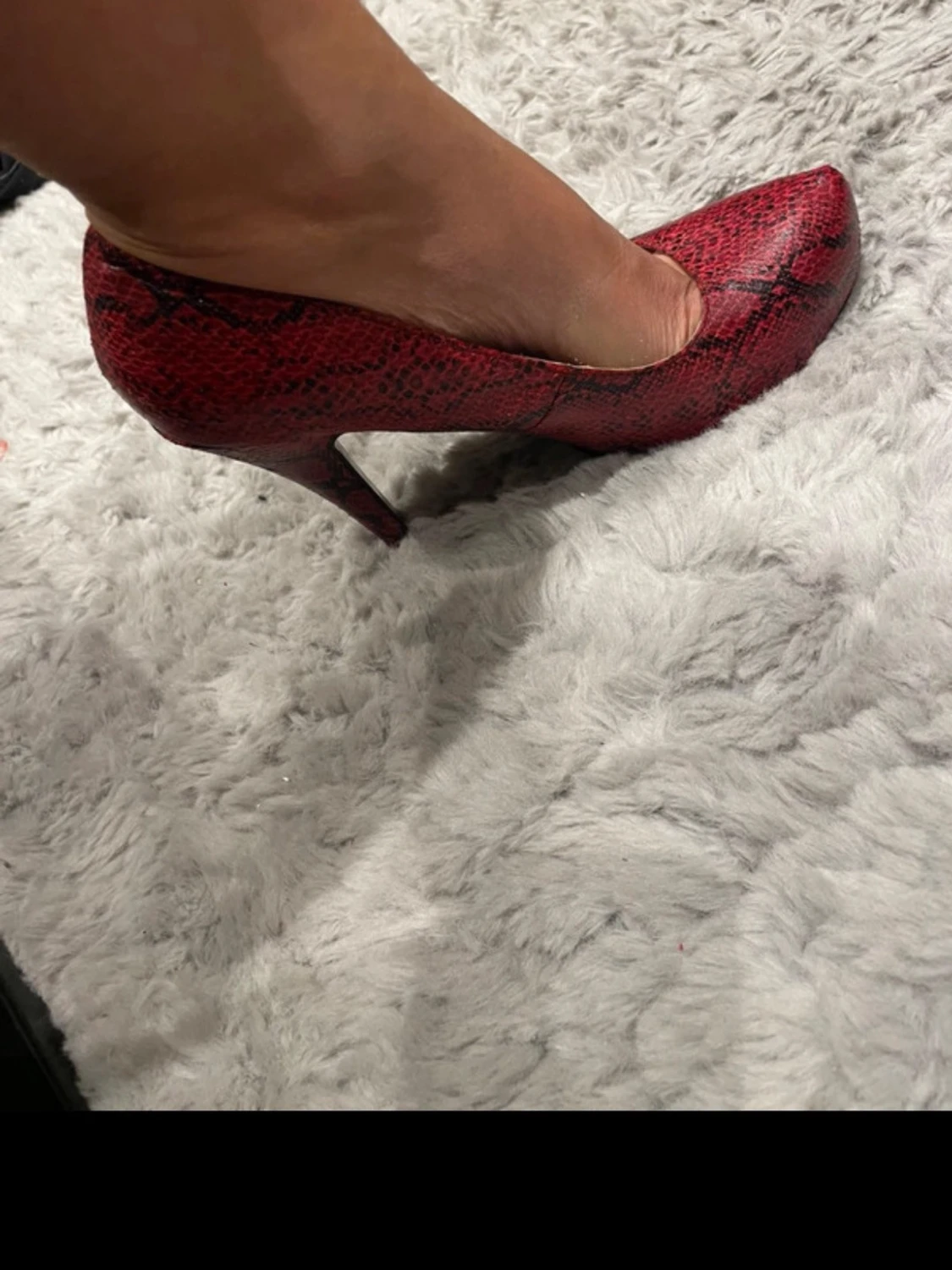Röda pumps med ormmönster