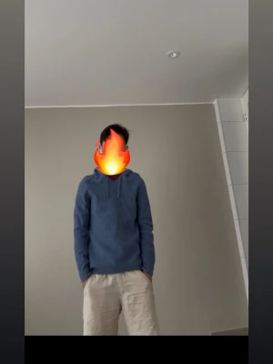 Merinoull hoodie - En snygg blå merino hoodie som håller värmen bra vid svala tillfällen. Stl 156/164 och i mycket bra skick