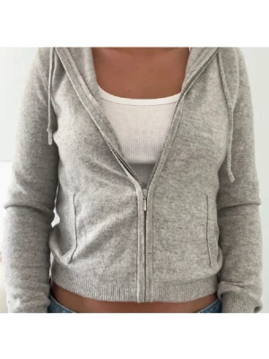 Soft goat zip tröja - !!!OBS!!! Kan inte posta förrän 26/7❣️går bra att reservera om man vill  Supersnygg zip tröja från soft goat gammal modell i 100% kashmir💞💞köpt 2021 och sparsamt använd! Har en pytteliten lagning på armbågen men inget som syns