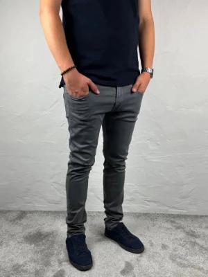 Replay jeans  - Ett par riktigt snygga jeans från Replay i storlek W32 L32 i modellen Anbbas