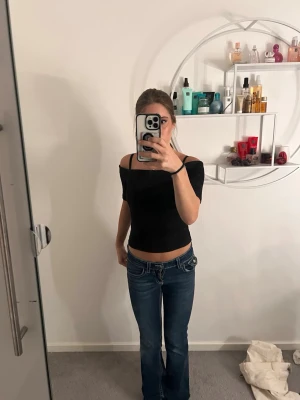 Blå jeans med låg midja - Säljer ett par mörkblåa low waist jeans från Gina tricot i storlek 158 varan har täcken på användning 