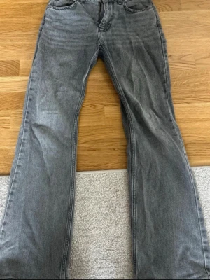 Grå bootcut jeans - Snygga grå jeans med bootcut-modell och raka ben. Jeansen har klassisk femficksdesign och normalhög midja. 