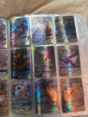 Pokémon GX-kort samling i pärm - Säljer en samling Pokémon GX-kort i en plastpärm. Korten är holografiska och har färgstarka motiv med olika Pokémon, bland annat Eevee, Raichu, Slowpoke och flera legendariska. Perfekt för samlare eller Pokémonfans som vill utöka sin kollektion.