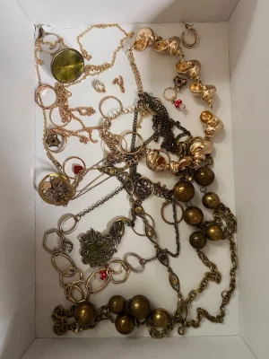 Blandade guld smycken - Fina smycken, hängen och örhängen, vissa vintage och vissa nya. Allt i guldfärgade metaller, vissa kan vara platerade men inte garanterat då det inte kollats noggrant.