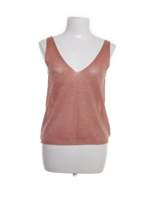 Glittrig topp - Snygg glittrig topp. Toppen är ärmlös och har en lätt figurnära passform, perfekt för att lyfta vilken outfit som helst.