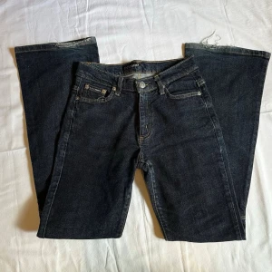 Mörkblå lågmidjade bootcut jeans - Säljer ett par mörkblå lågmidjade bootcut jeans som tyvärr är för små för mig. Jättesnygga, ytterst små slitningar längst ner vilket syns på bilderna!! Skriv ifall ni har några frågor🥰Midjemått: 33 cm Innerbenslängd: 73,5