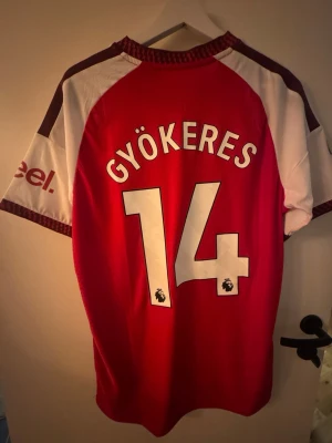Arsenal 26/27 Hemma tröja 14# Gyökeres Autentisk Kvalite - Inte äkta men med autentisk Kvalite och storlek L