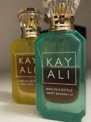 Kayali Maui in a Bottle parfym och capri in a bottle  - Skulle tro att det är ca 75% kvar i capri och 50% i maui, originalpris 379kr styck (758kr för båda). Vill man bara köpa en funkar det också!