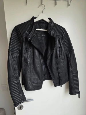 Primeboots skinnjacka  - I nyskick. Använd två korta stunder men passade inte mig. Äkta skinn. Nypriset var ca 3600 när jag köpte för några år sen. Djur och rökfritt hem 😊