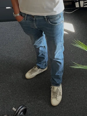 Lee Jeans Nytt skick - Ett par Lee jeans i modellen Darren Zip Fly med en fin ljublå tvätt. Det är annvända kanske två gånger och alltså i nytt skick. Storlek W30 L32. Modellen är cirk 185 cm lång. Hör av er vid frågor eller funderingar!