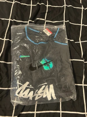Nike x Stüssy brazil Jersey – Storlek L– 🔥 - ✅ Nike x Stüssy brazil jersey 🇧🇷 ✅ Storlek L ✅ Endast testad – i nyskick ✅ Allt medföljer (påse & tags) ✅ 100% äkta ✅ Pris kan diskuteras vid snabb affär ✅ Fraktas samma dag eller senast dagen efter betalning  En riktigt snygg och eftertraktad tröja som passar perfekt till både vardag och streetwear.