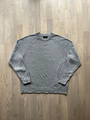 Zara tröja - M, grå - Mycket bra skick, normalt slitage  Tröja från Zara, storlek M, grå Minimalistisk stil med rund halsringning  Bröstvidd: 54 cm Längd: 65 cm 100% bomull  Inga defekter
