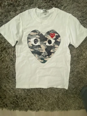tshirt med 2 hjärtan - helt ny, väldigt unik, snygg till sommarn 