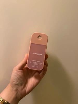Touchland (Ej handsprit!!) body och hairmist  - Säljer en Touchland Glow Essence body och hairmist i doften Blush Rose. Praktisk och stilren design i plast som är enkel att ta med i väskan. Perfekt för dig som gillar fräscha och blommiga dofter. Öppnade i maj och testad två gånger men doften passar ej mig. Köpt av min vän i usa på SEPHORA. Hållbarhet 2 år. På bild 4 syns hur mycket som är kvar 💕ny pris ca 250 svenska.  Doftnoter på bild 5 