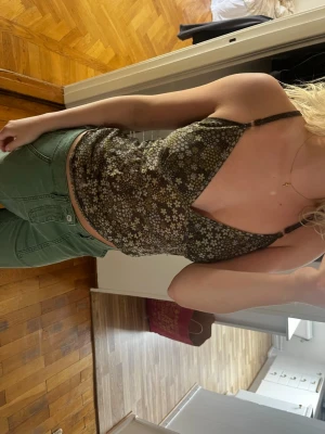 Grön topp - Så snygg sommartopp med två olika mönster! Lite små glittrigt, köpt second hand i London💚💚 inga defekter! 