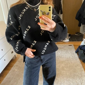 Stickad tröja kangol  - En superball stickad tröja från kangol X H&M 💖 Fint skick och sparsamt använd då den är köpt i vintras. I ljuset på bilden ser den mer nopprig ut än vad den gör i verkligheten (se bild två för närbild). Storlek XS, men passar även större storlekar då den är oversized i modellen🙌🏼