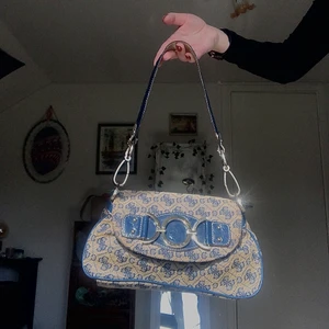 Guess väska - Säljer denna dina vintage Guess väska som tyvärr inte kommer till användning. Väskan är i en väldigt fin skick med några syn på användning. Budgivning på varan!❤️