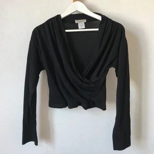 Omlottkofta, XS-M, Ivan Gründahl  - Lyxigt underbar topp från danska Ivan Gründahl! Draperad och omlott i en mjuk och skön ylleblandning. Så vacker både till fest och vardag! Möjligen någon noppa som ylle kan få, men annars mkt fint skick. 28% ull, 67% viscose. Märkt S, men även XS och M funkar fint!  Kan mötas i Stockholm eller skicka mot fraktkostnad! ✨🌸✨