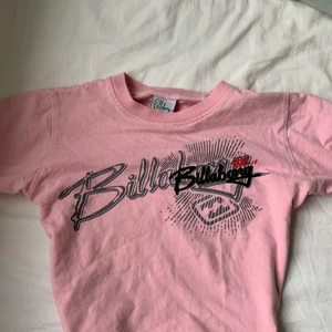 Billabong tshirt - Jättegullig liten tshirt från billabong i XS! Frakt tillkommer. Högsta bud: 130 + frakt (budgivningen avslutas imorrn kväll 13/5)