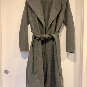 Grå kappa från BikBok - En underbar grå kappa från BikBok som tyvärr inte passar mig längre! Sparsamt använd och i fint skick🥰 önskas fler bilder eller finns det frågor är det bara att höra av sig💕 kan fraktas men då står köpare för frakt🥰