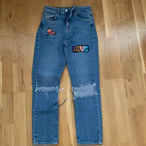 Jeans  - Ett par jeans från Gina tricot som jag strykt trygmärken på. I jätte fint skick. 