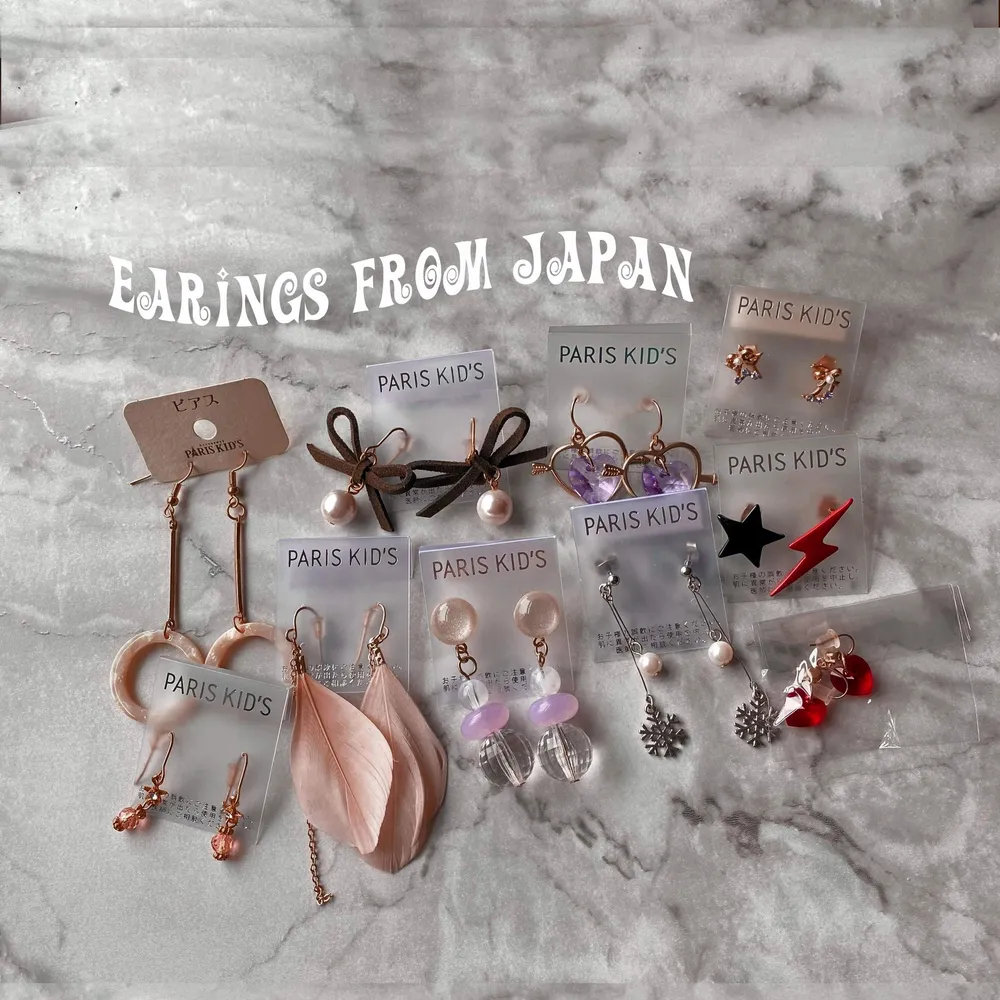 Säljer dessa örhängen som jag köpte i Japan, Harajuku, eftersom jag inte har hål i öronen (😅) trodde jag skulle ta hål, men det har inte blivit av och kommer inte bli av 🥺 De flesta par kostar 40:-, men de lila med hjärtan vill jag ha 70:- för ✨ Skriv vid frågor, har fler bilder med 💗 . Accessoarer.