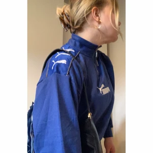 Puma blå tjocktröja/sweatshirt - Nice Pumatröja till lounge eller träning eller tröja eller vad du vill🤩😝 Strl. M och suuupermysig💙💙