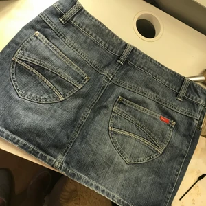 Jeanskjol  - En blå jeans kjol som är för stor för mig så säljer den därför😍