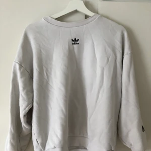 Adidas tröja - Adidas tröja storlek xs men sitter lite oversized på mig som är xs normalt.