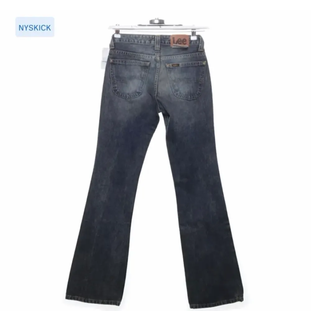 low waist jeans från lee, typ gråblå i nyansen, helt perfekta med bootcut och wash. lite små i storleken i midjan. Jeans & Byxor.