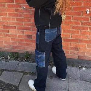 Jeans Baggy Skate - Snygga Jeans i gott skick! Patchwork. Från Urban Outfitters. Köpta för drygt 800kr. Det är bara att skriva vid eventuella frågor. 