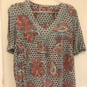 M&S Blouse with print - Blouse with beautiful summery print from the British brand Marks & Spencer. Perfect condition, no signs of wear.
