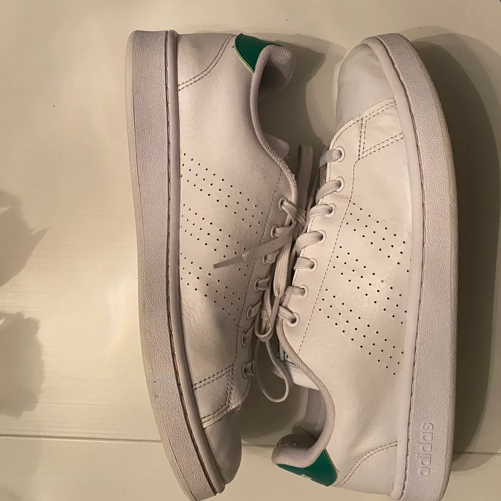 Säljer mina Adidas Stan Smith då de ej kommer till användning, Är använda men i bra skick och ger ett fint helhetsintryck. storleken är 44 2/3, (jag brukar ha 44 och de passar mig bra) Hör av er vid fler frågor/bilder!. Skor.