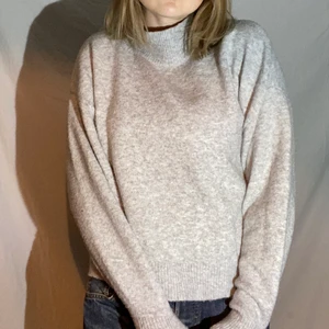 Stickad tröja - Grå stickad tröja från HM i storlek 38. Fint skick!💘 